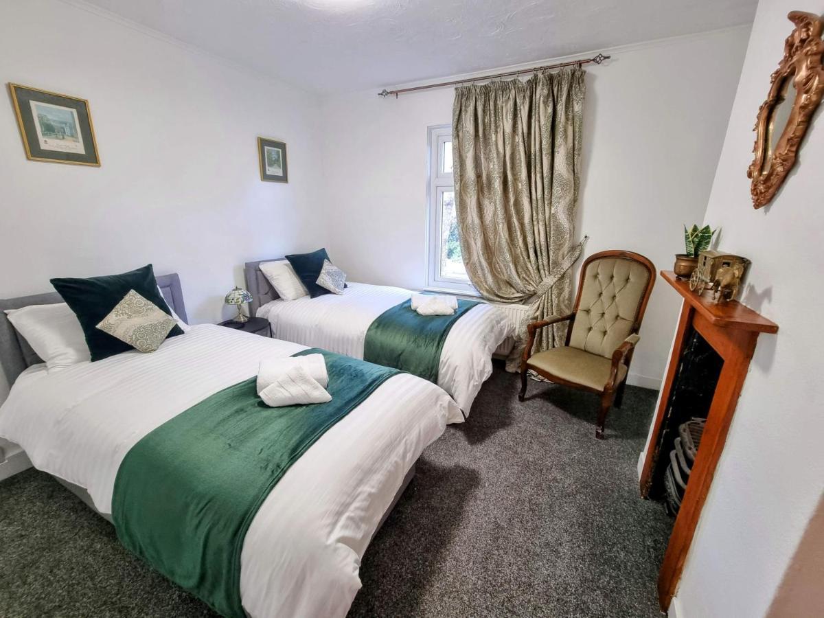 Cute Cottage In Egham Heathrow- 7 Guests 3 Bedrooms エクステリア 写真