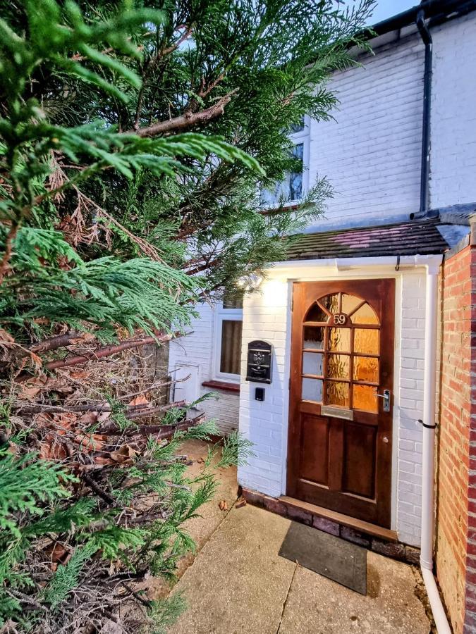 Cute Cottage In Egham Heathrow- 7 Guests 3 Bedrooms エクステリア 写真