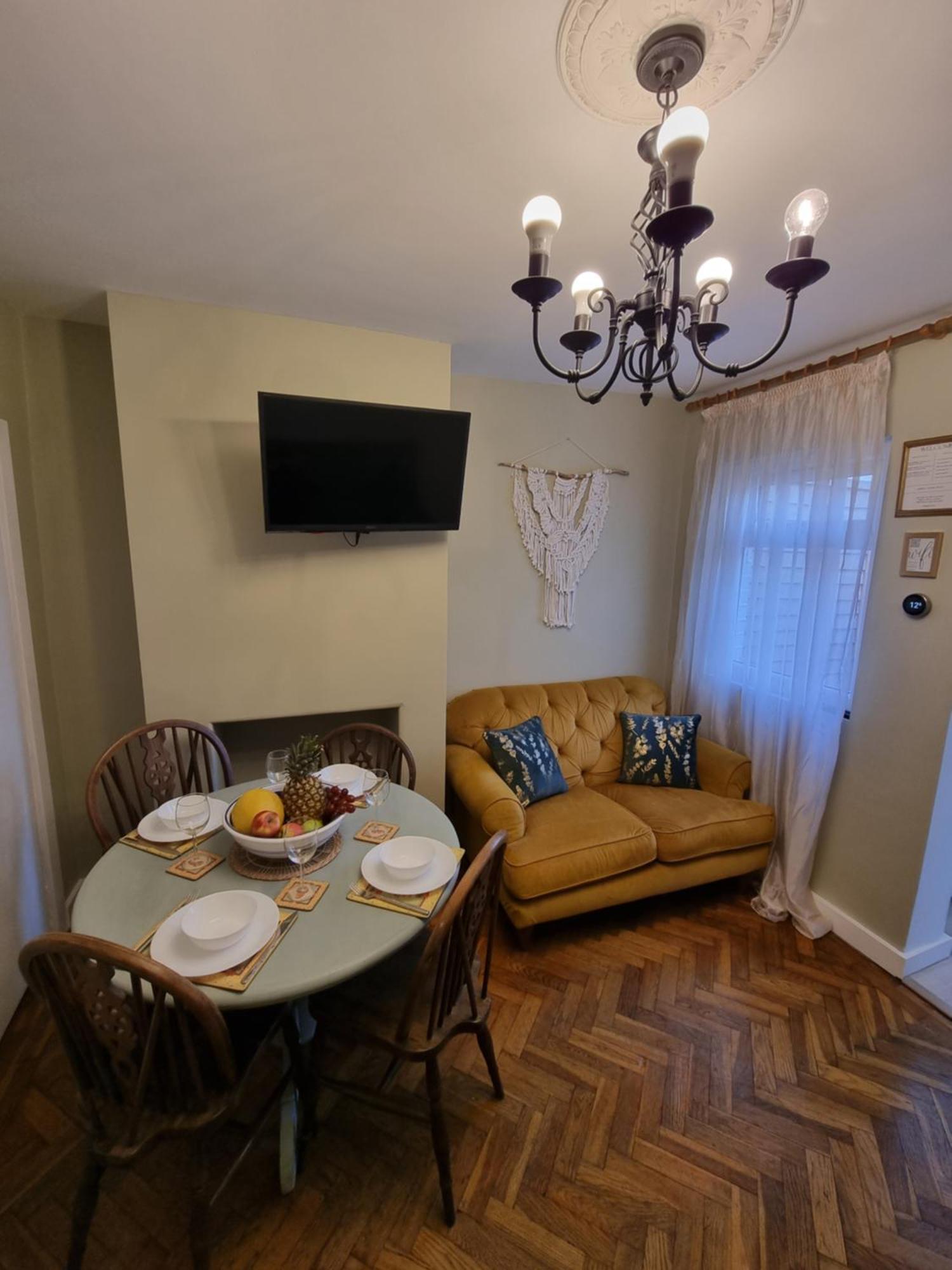 Cute Cottage In Egham Heathrow- 7 Guests 3 Bedrooms エクステリア 写真